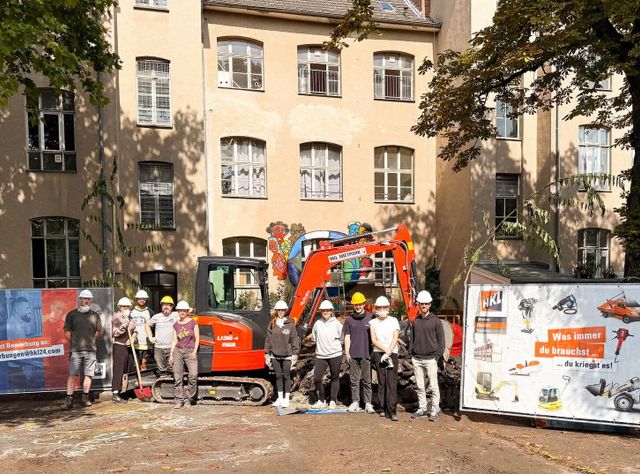 HKL Bagger und Personal auf der Baustelle in Köln