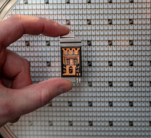 Ein Leistungsmodul eines Energiewandlers vor einen sogenannten SiC-Wafer.