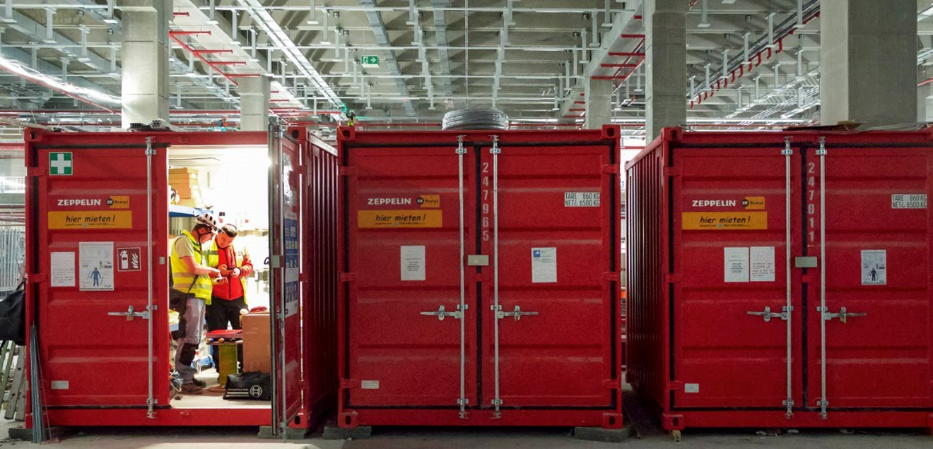 Neben Personenarbeitsbühnen sind auch Teleskoplader, Gabelstapler und Lagercontainer von Zeppelin Rental vor Ort im Einsatz Neben Personenarbeitsbühnen sind auch Teleskoplader, Gabelstapler und Lagercontainer von Zeppelin Rental vor Ort im Einsatz