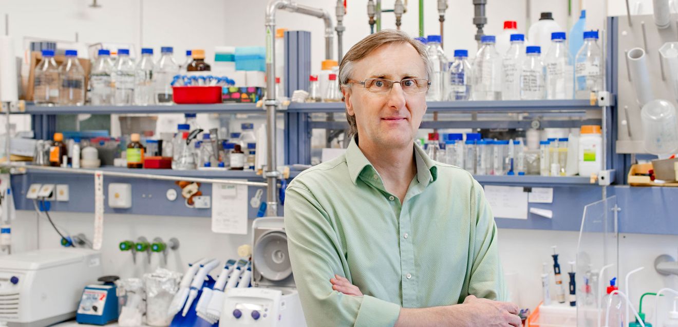 Wissenschaftliche Lebensleistung gewürdigt: Otto-Warburg-Medaille 2024 für Johannes Buchner Johannes Buchner im Labor