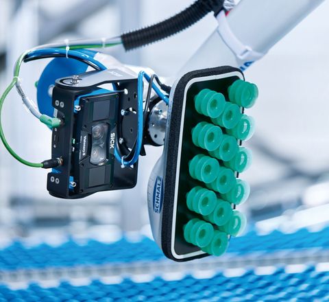 Palloc von Sick Palloc verwendet die 3D-Snapshot-Kamera Visionary-S mit integrierter strukturierter Beleuchtung zur präzisen Bilderfassung der oft eng gestapelten Kisten.