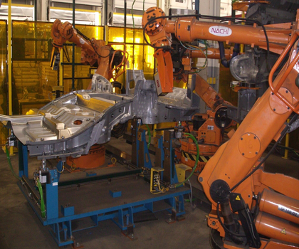 Quality control in production: Two robots inspect car floor pans fully automatically Two robots carry out the inspection process.