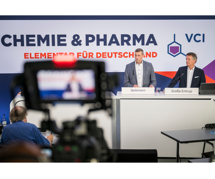 Im Bild von links:  Dr. Markus Steilemann, Präsident des Verbands der Chemischen Industrie (VCI) und CEO der Covestro AG; Dr. Wolfgang Große Entrup, Hauptgeschäftsführer des Verbands der