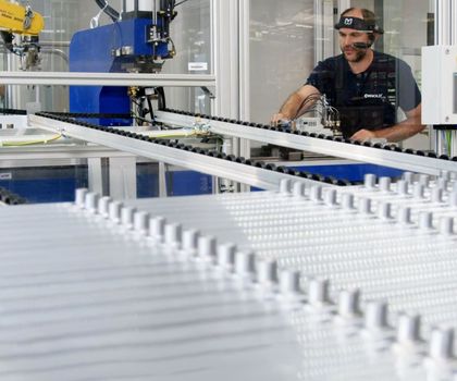 Arnold Umformtechnik expands after-sales service: Faster help with VR glasses Arnold Umformtechnik expands after-sales service: Faster help with VR glasses