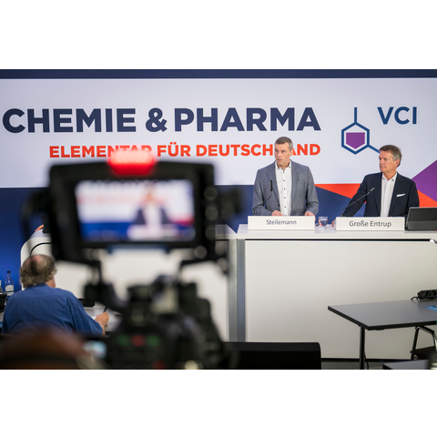 VCI-Halbjahresbilanz 2026: Chemie- und Pharmaindustrie bleibt unter Druck Im Bild von links: Dr. Markus Steilemann, Präsident des Verbands der Chemischen Industrie (VCI) und CEO der Covestro AG; Dr. Wolfgang Große Entrup, Hauptgeschäftsführer des Verbands der