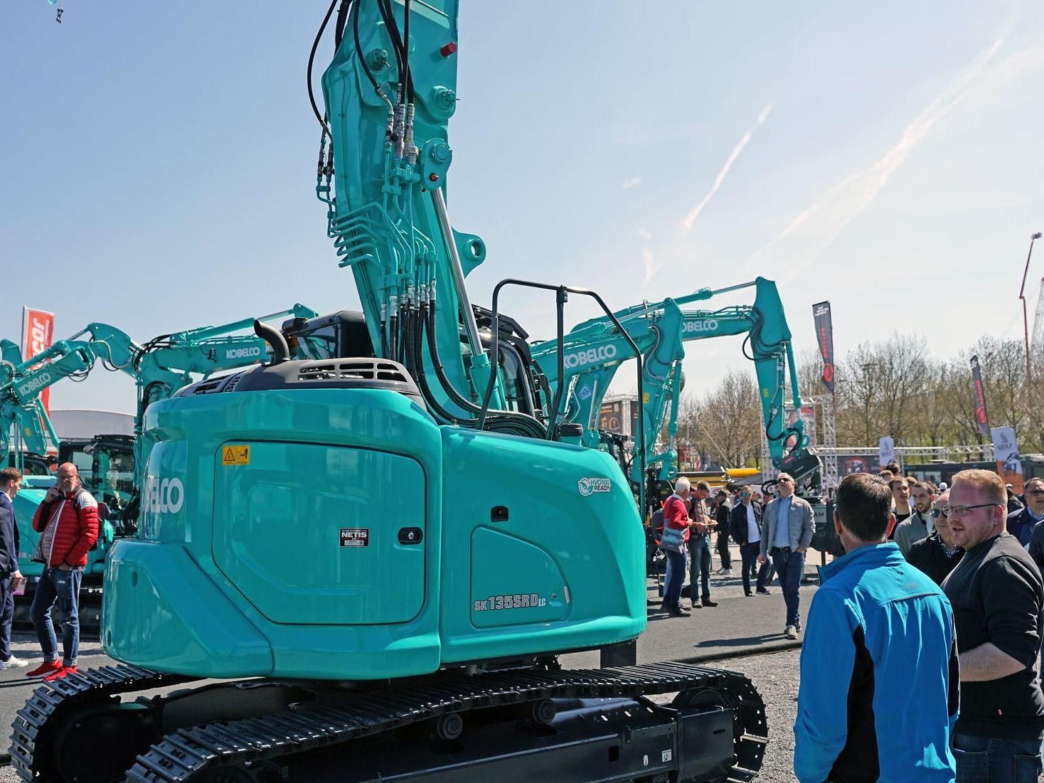 Ein Kurzheck-Longfront Kobelco SK135SRDLC-7 mit nach oben ausgestrecktem Ausleger