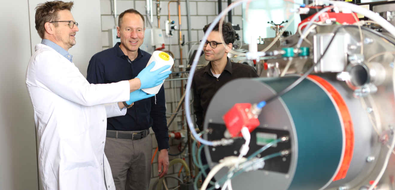 Wissenschaftler der Empa, die das Plasmatechnologieverfahren zur PFAS-freien Herstellung von Outdoortextilien entwickelt haben am den dafür vorgesehenden Maschinen zur Imprägnierung der Garne. Auf dem Bild Das Empa-Team des Advanced Fibers Labor in St. Gallen : Martin Amberg, Dirk Hegemann und Patrick Rupper (v.l.n.r.).