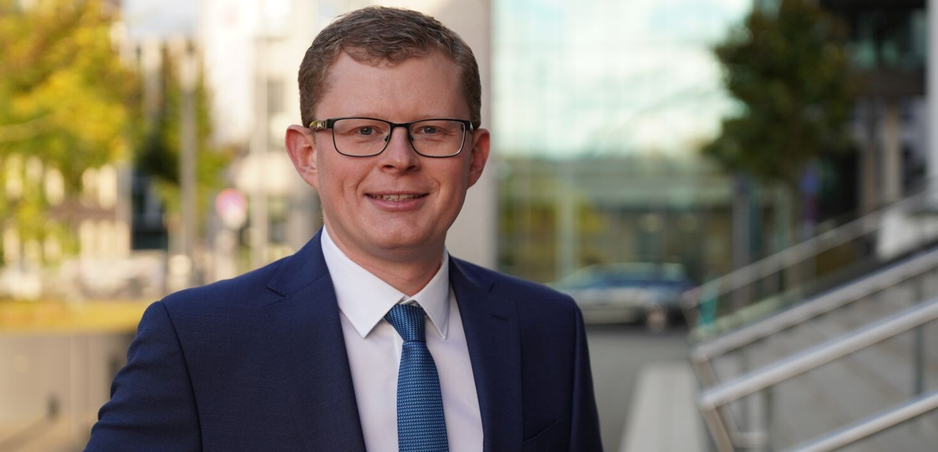 Hendrik Rawe übernimmt Leitung des Geschäftsbereichs Fach- & Endverbrauchermessen der Deutschen Messe Hendrik Rawe übernimmt Leitung des Geschäftsbereichs Fach- & Endverbrauchermessen der Deutschen Messe