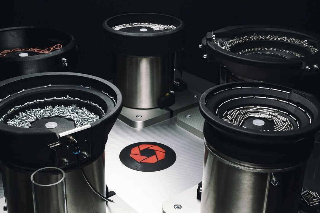The accurate orientation of workpieces during the assembly process is the core competency of Rhein-Nadel Automation, a plant engineering company based in Aachen. The accurate orientation of workpieces during the assembly process is the core competency of Aachen-based plant engineering firm Rhein-Nadel Automation.