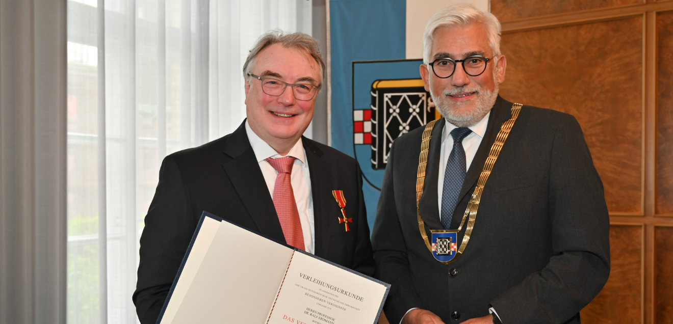 Ralf Erdmann (links) wurde mit dem Bundesverdienstkreuz ausgezeichnet, das ihm Bochums Oberbürgermeister Jörg Lukat (rechts) im Rahmen einer Feierstunde im Rathaus überreichte.