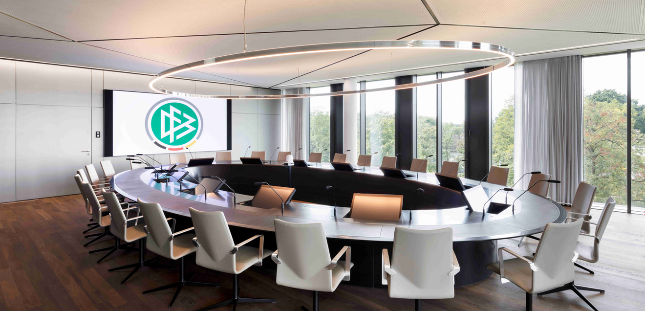Knauf - präzise Planung und Ausführung beim DFB-Campus in Frankfurt Ein Besrprechungsraum des DFB dessen Decke mit Baustoffen von Knauf gestaltet wurde