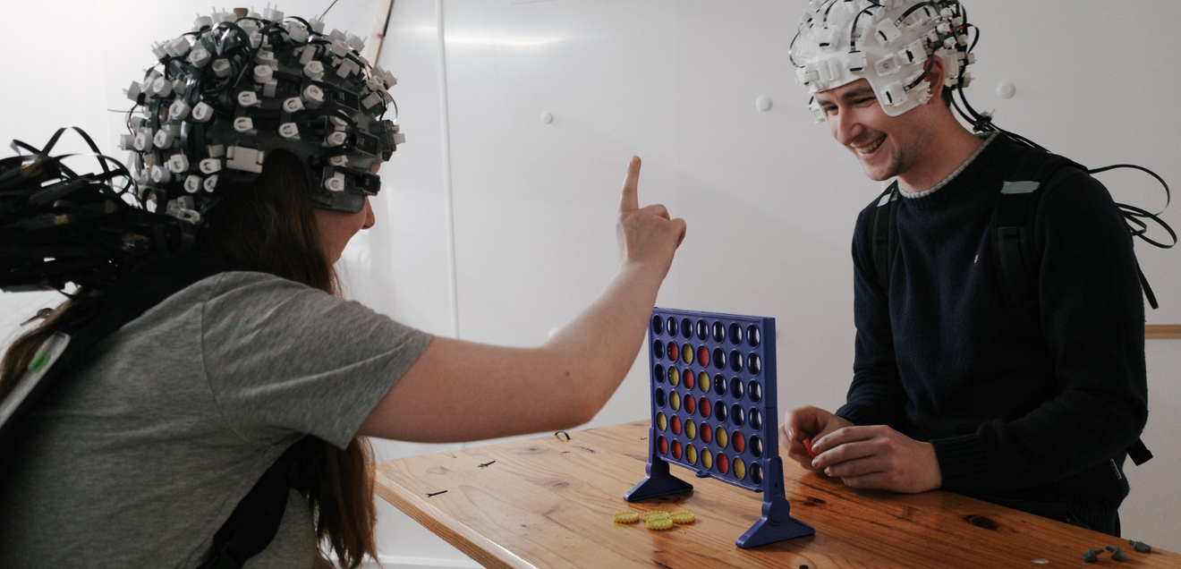 Quantensensoren ermöglichen hochpräzise Messungen im bewegten Gehirn - neue Forschungsinfrastruktur an der Uni Bonn Das Foto zeigt zwei Probanden einer Studie des Wellcome Centre for Human Neuroimaging am University College London (UCL) während einer OPMEG-Messung.