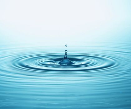 Wasser mit hochspritzendem Wassertropfen Wasser mit hochspritzendem Wassertropfen