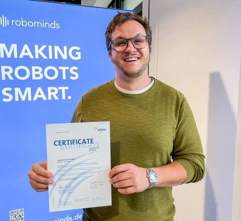robominds CEO Tobias Rietzler präsentiert das offizielle Unterstützer-Zertifikat des VDMA R+A robominds CEO Tobias Rietzler präsentiert das offizielle Unterstützer-Zertifikat des VDMA R+A