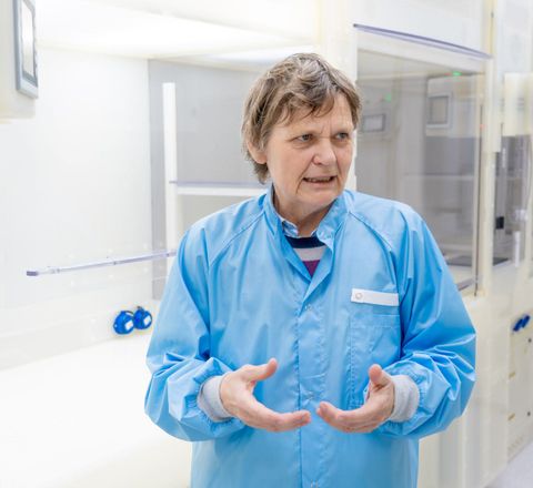 Prof. Dr. Marion Tichomirowa im metallfreien Reinraumlabor. Prof. Dr. Marion Tichomirowa im metallfreien Reinraumlabor.