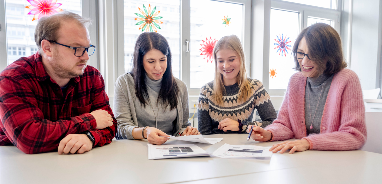 Einblicke in die Logistik der zellulären Müllabfuhr - Optineurin steuert Autophagie Verian Bader, Georgina Herrera, Lena Kühn und Konstanze Winklhofer (v.l.) untersuchen, was in Zellen vor sich geht.