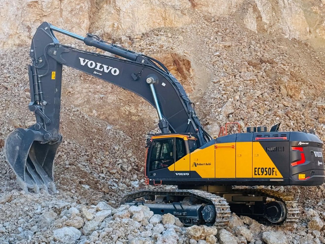 Der neue Felsstiellöffel von HS-Schoch Der neue Felsstiellöffel von HS-Schoch an einem Volvo EC950F Raupenbagger in einem Steinbruch