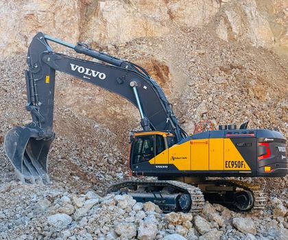 Der neue Felsstiellöffel von HS-Schoch Der neue Felsstiellöffel von HS-Schoch an einem Volvo EC950F Raupenbagger in einem Steinbruch