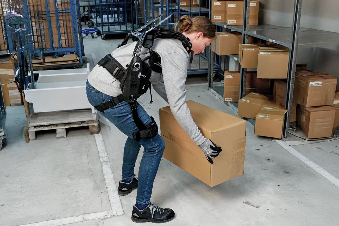 Schmalz auf der Logimat 2026: Kraftsparend greifen mit Exoskelett