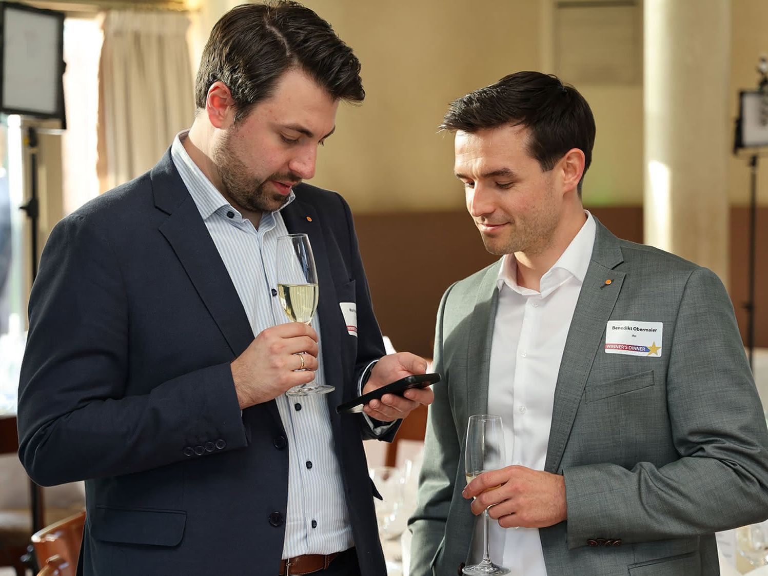 Noch schnell die Nachrichten checken: Moritz Veith und Benedikt Obermeier von ifm