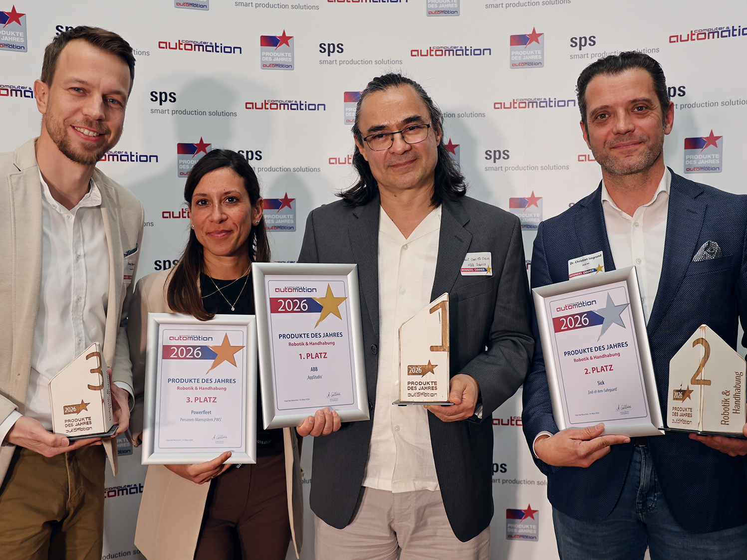 Die Gewinner der Kategorie ‚Robotik & Handhabung‘ (von links): Chris Sternitzky, Powerfleet; Raul Castillo Cruces, ABB Robotics; Dr. Christian Imgrund, Sick Die Gewinner der Kategorie ‚Robotik & Handhabung‘ (von links): Chris Sternitzky, Powerfleet; Raul Castillo Cruces, ABB Robotics; Dr. Christian Imgrund, Sick