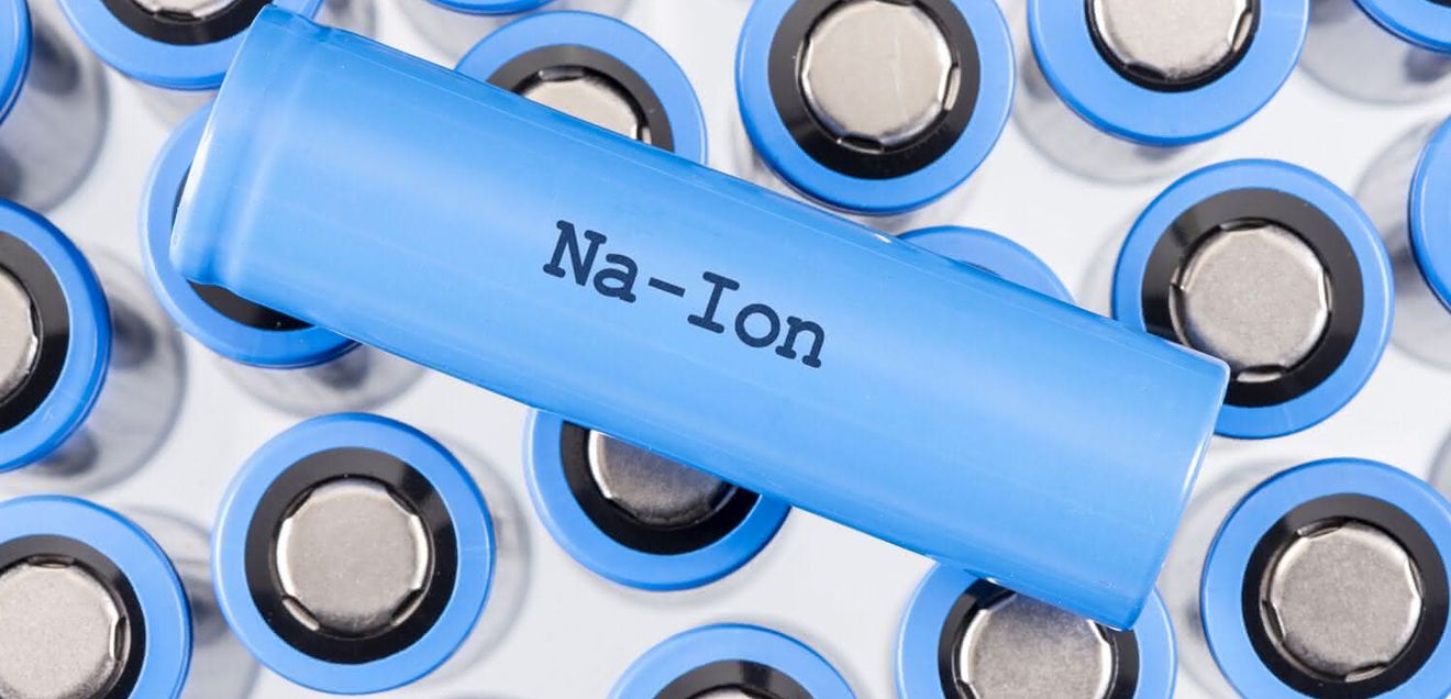 Batterieforschung: Sind Natrium-Ionen-Batterien sicher genug? Viele blaue Natrium-Ionen Batterien, die aufrecht stehen. Darauf liegt quer eine Batterie mit der Aufschrift Na-Ion