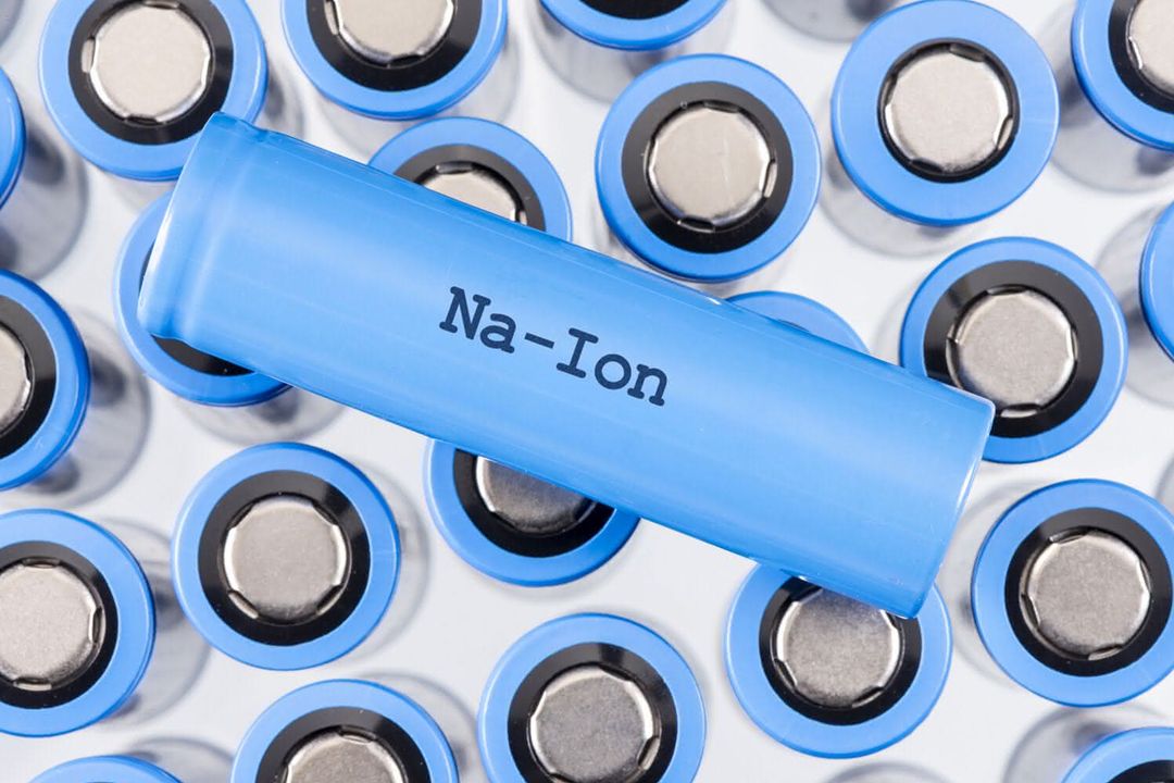 Viele blaue Natrium-Ionen Batterien, die aufrecht stehen. Darauf liegt quer eine Batterie mit der Aufschrift Na-Ion