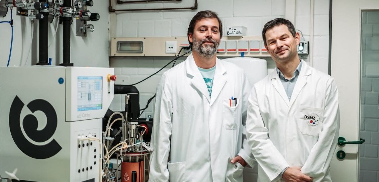 Studie zu umweltrelevanten Mikroorganismen: Größere Vielfalt als bisher angenommen Dr. Stefan Dyskma (links) und Prof. Dr. Michael Pester vom Leibniz-Institut DSMZ