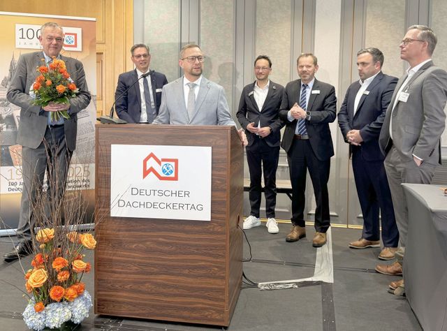 Dirk Sindermann (3.v.l.) Dirk Sindermann (3.v.l.)