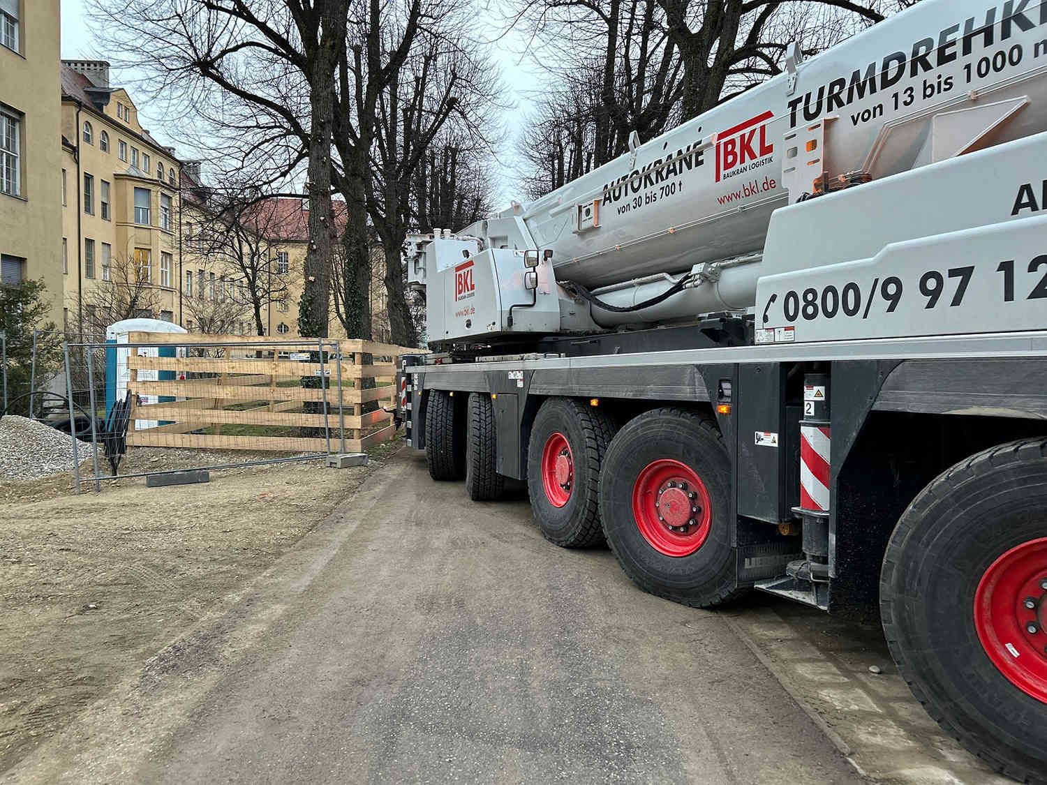 Auf der Baustelle geht es eng zu. Der erfahrene Autokranfahrer von BKL nutzt die lenkbaren Achsen des LTM 1250-5.1, um mit der quasi „Allradlenkung“ zum vorgesehenen Standplatz zu gelangen
