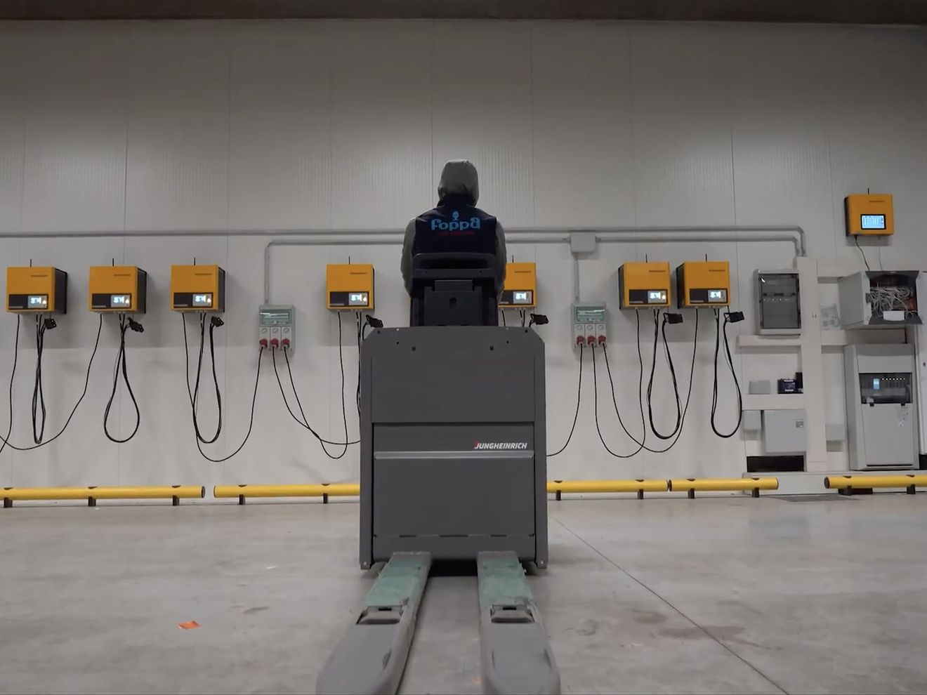 Foppa nutzt Lademanagement von Jungheinrich: Solarstrom versorgt 90 % der Staplerflotte Foppa nutzt Lademanagement von Jungheinrich: Solarstrom versorgt 90 % der Staplerflotte