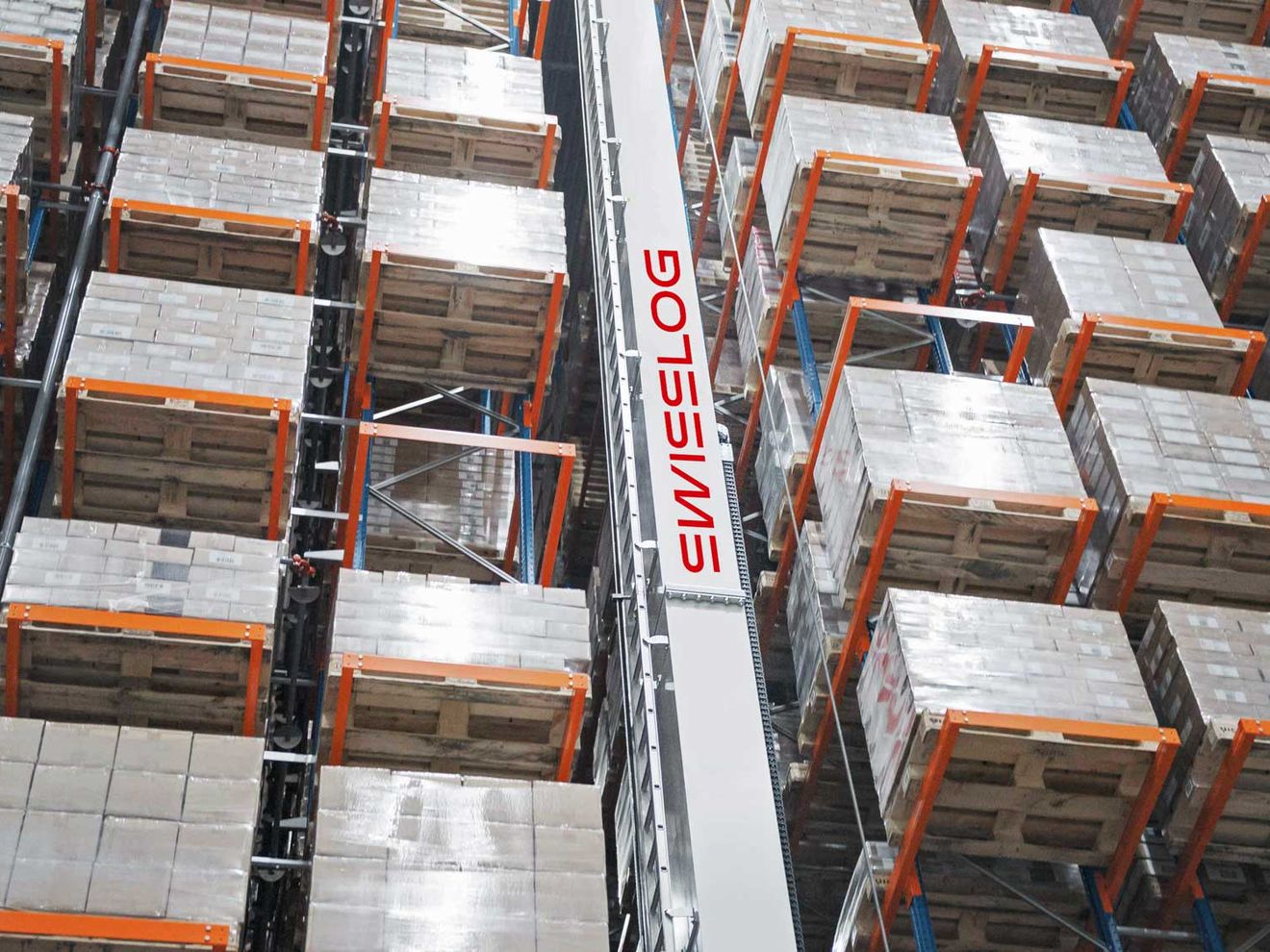 Vectura-Systeme schaffen Kapazitäten für Spitzenlasten: Swisslog bringt Hochregallager für Lebkuchen-Schmidt auf Kurs