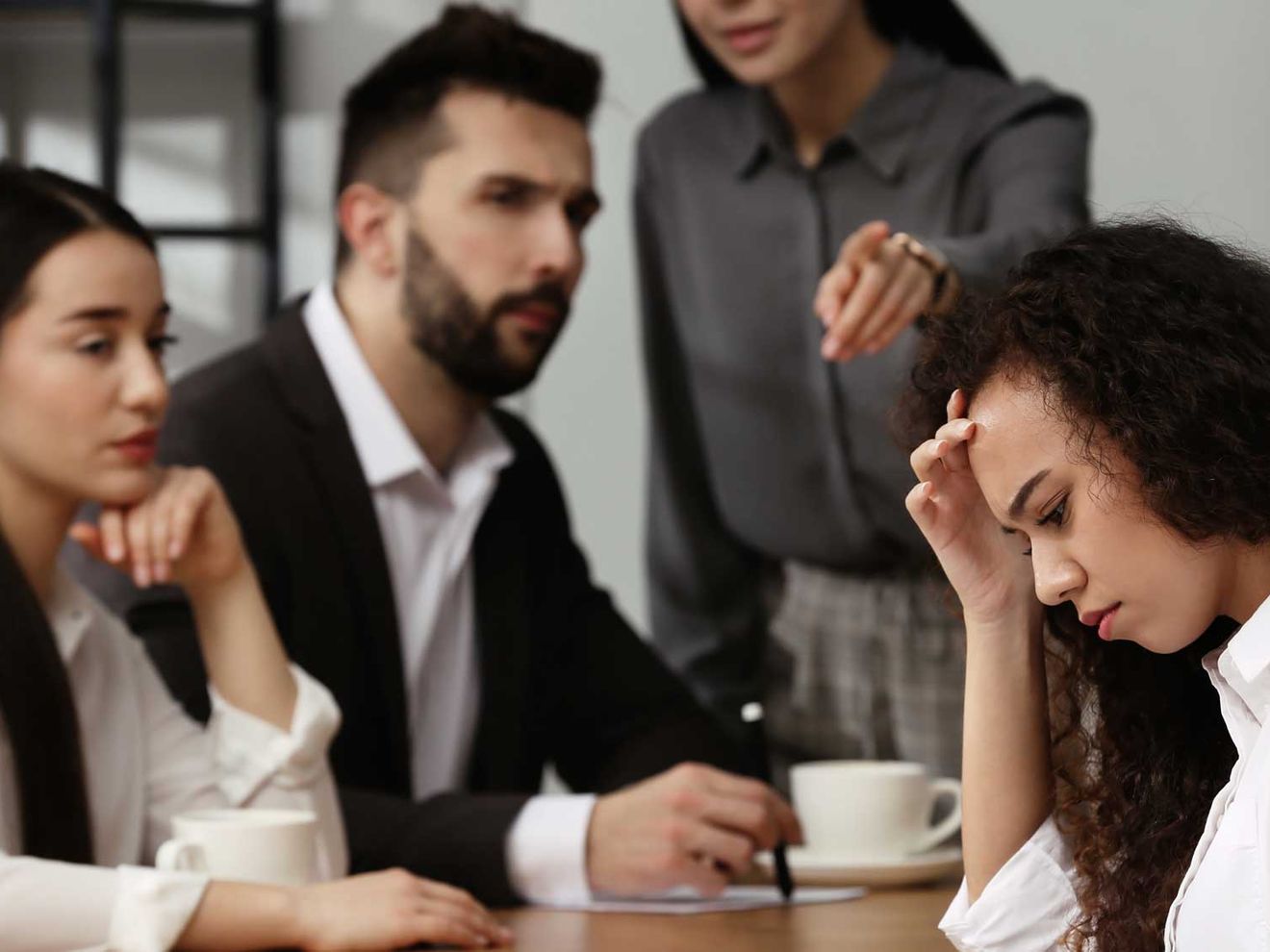 Beruf und Führung: Der stille Saboteur: Wie toxische Kollegen Teams zersetzen