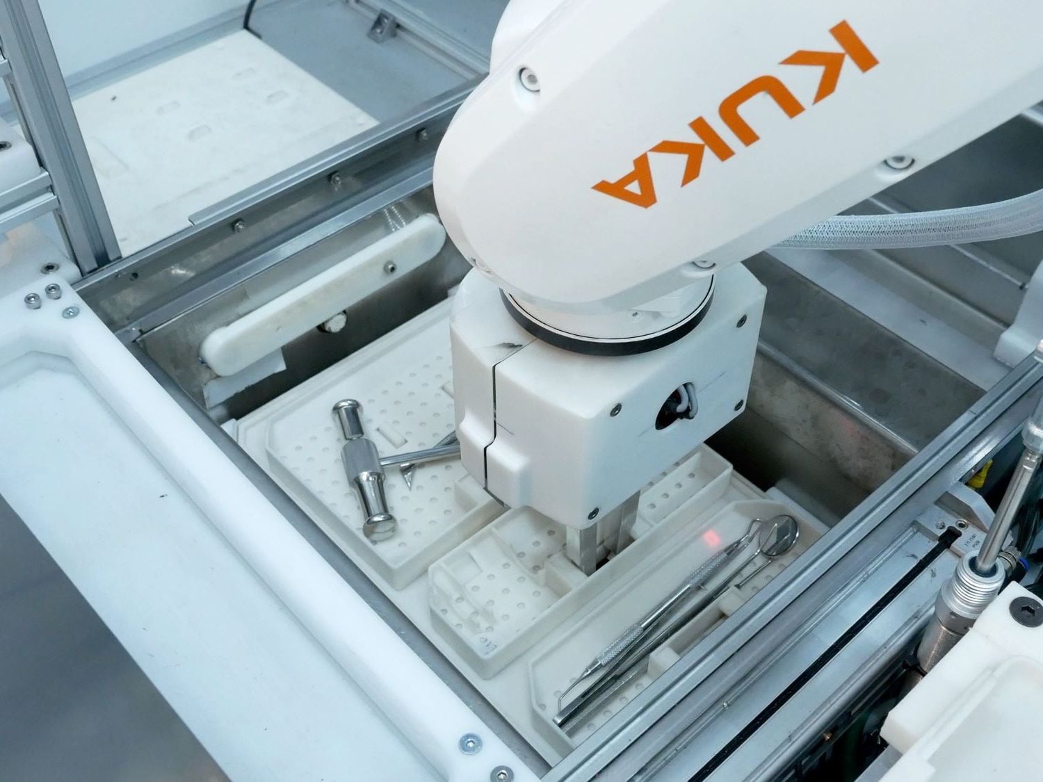 Robot assistant in the doctor's surgery: KR 6 Agilus makes an impression on patients Robot assistant in the doctor's surgery: KR 6 Agilus makes an impression on patients
