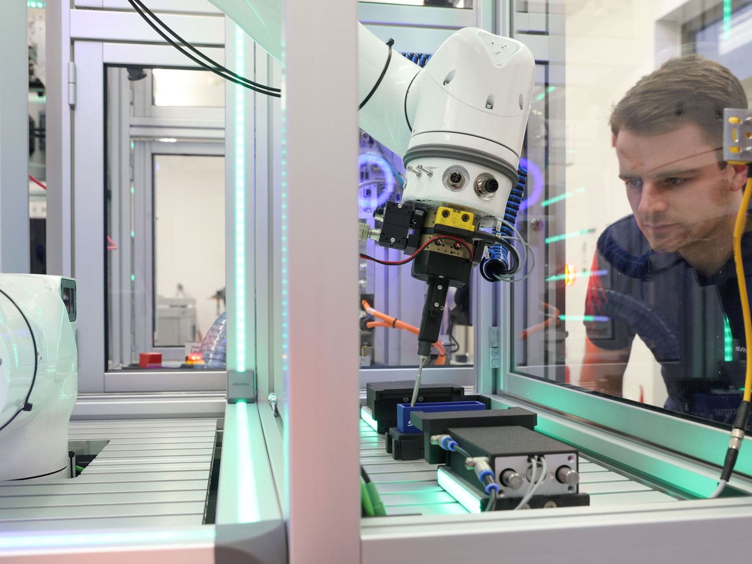 SmartFactory Kaiserslautern: Highly dynamic and adaptive production