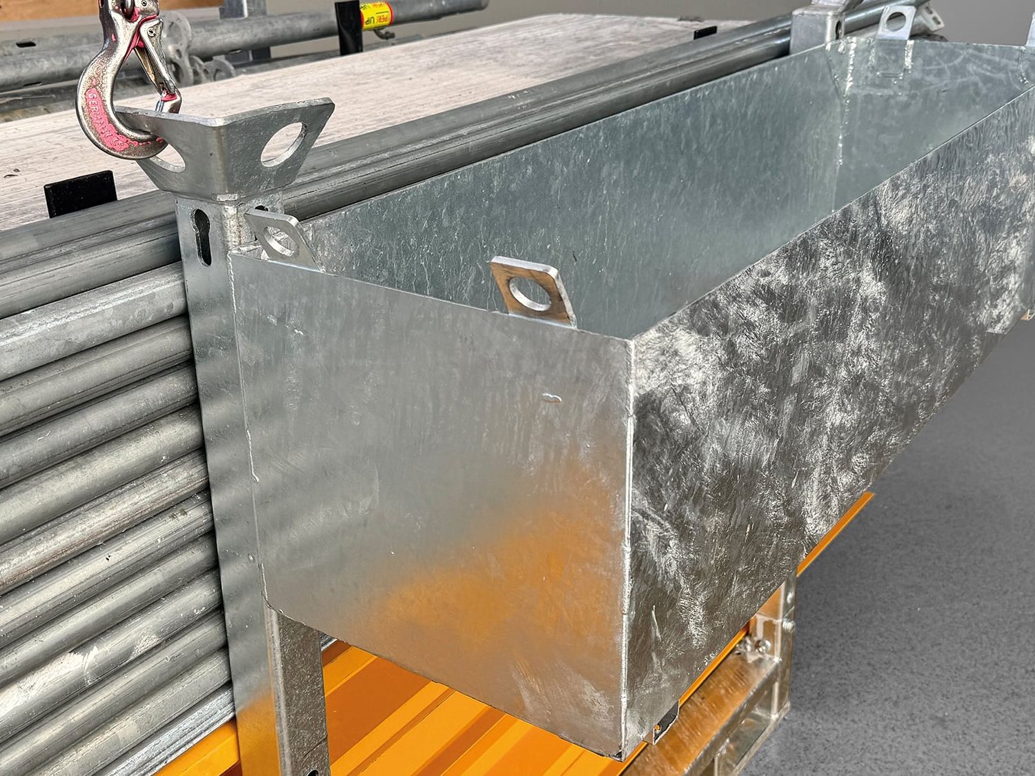 Die Vario Box für unterschiedlichste Peri Bauteile überzeugt durch Modularität – und lässt sich beispielsweise mit einem Korb für Kleinteile flexibel erweitern.