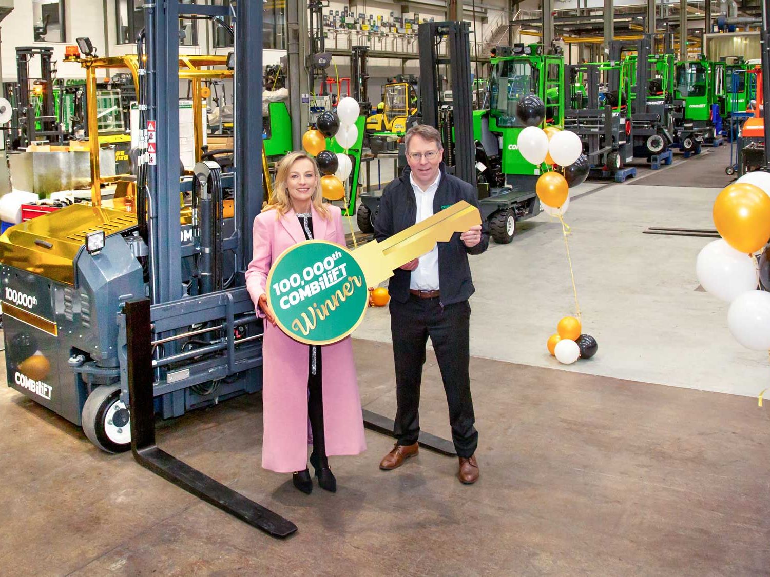 Combilift hilft Kindern in Krisensituationen: 100.000ster Gabelstapler sammelt 100.000 Euro ein Combilift hilft Kindern in Krisensituationen: 100.000ster Gabelstapler sammelt 100.000 Euro ein