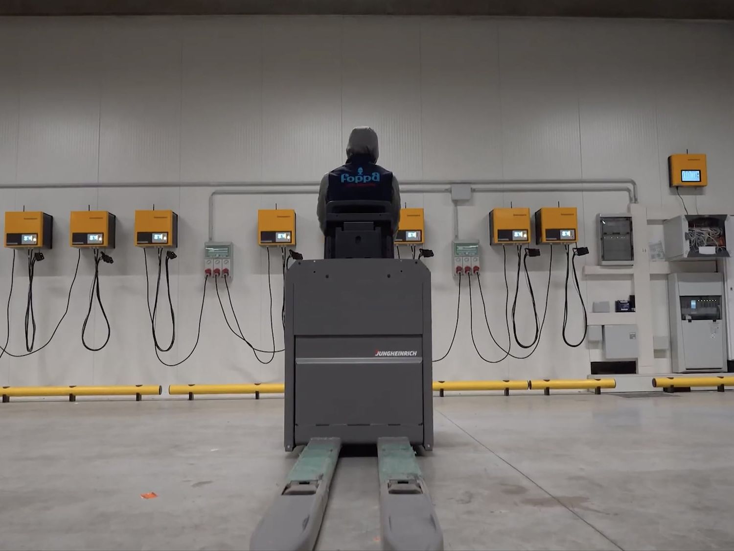 Foppa nutzt Lademanagement von Jungheinrich: Solarstrom versorgt 90 % der Staplerflotte Foppa nutzt Lademanagement von Jungheinrich: Solarstrom versorgt 90 % der Staplerflotte