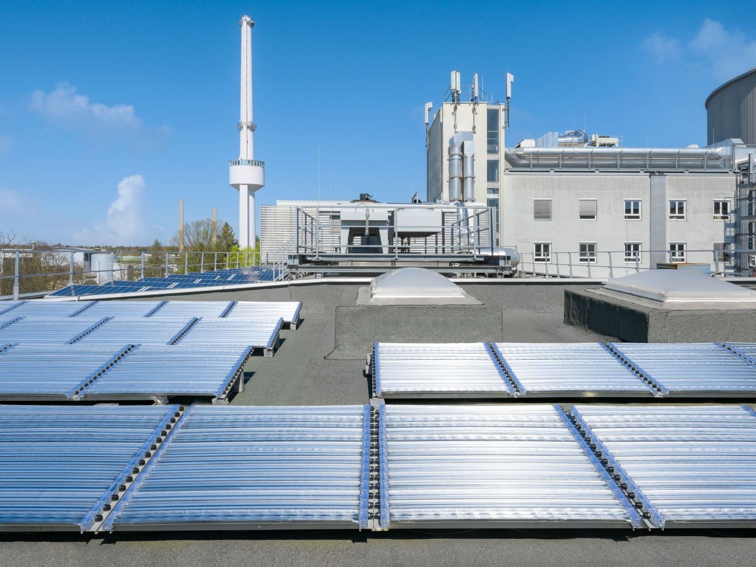 Wasserstoff direkt aus Sonne und Wasser herstellen? Gründungsprojekt des Karlsruher Instituts für Technologie Mit der photreon-Photoreaktortechnologie lässt sich inhärent grüner Wasserstoff kostengünstig direkt am Ort des industriellen Abnehmers herstellen.