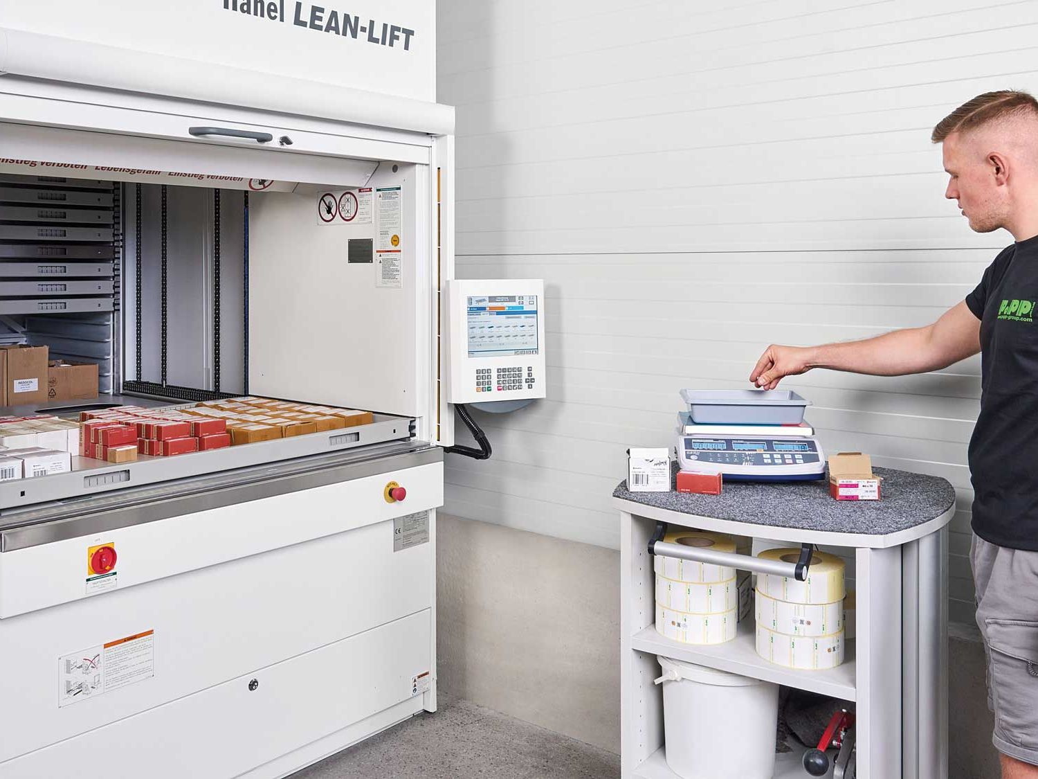 Vertikale Lagertechnik: Kompakt lagern, Raum nutzen Vertikale Lagertechnik: Kompakt lagern, Raum nutzen