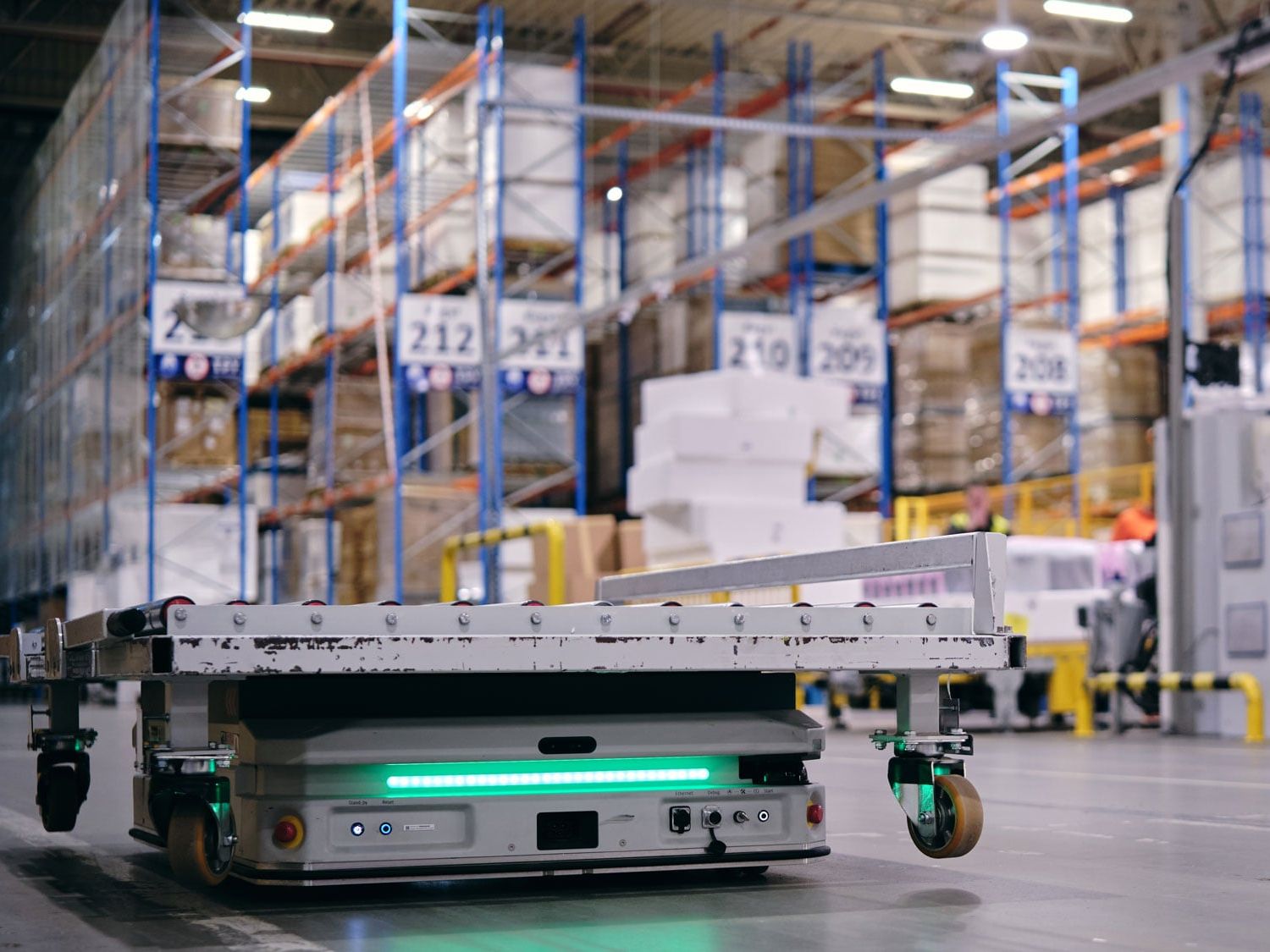 Verzahnter Materialfluss: KUKA automatisiert Materialtransport bei TV-Hersteller Verzahnter Materialfluss: KUKA automatisiert Materialtransport bei TV-Hersteller
