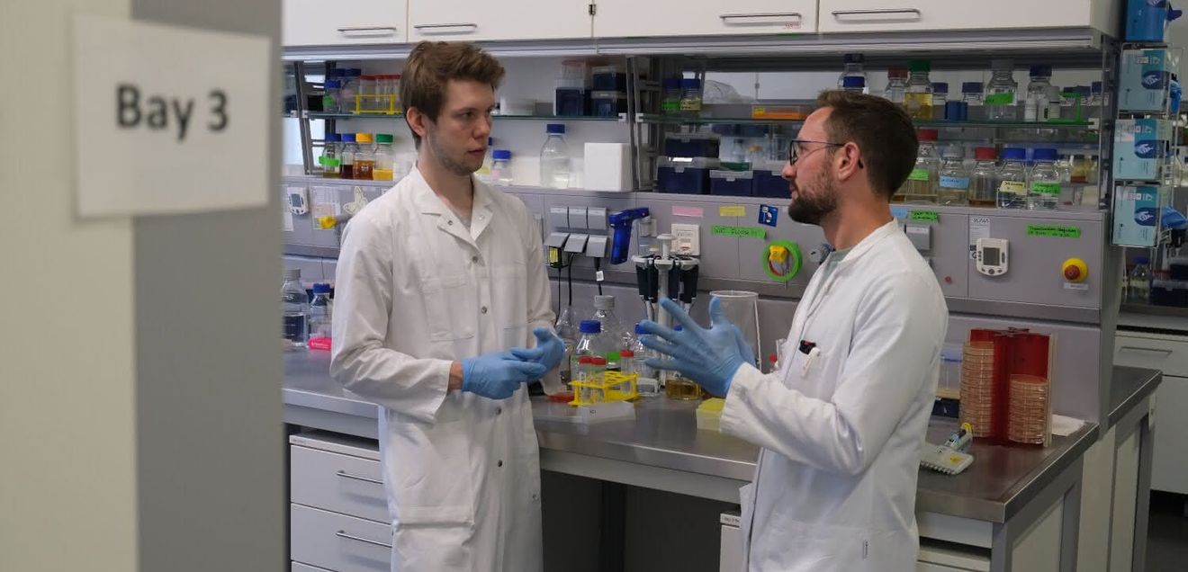 Der Biochemiker Patrick Penndorf (l.) im Gespräch mit Jakob Sprague (Abteilung Mikrobielle Pathogenitätsmechanismen). Forschung umweltfreundlicher gestalten. Der Biochemiker Patrick Penndorf (l.) im Gespräch mit Jakob Sprague (Abteilung Mikrobielle Pathogenitätsmechanismen). Sie besprachen sich zu Möglichkeiten zur Protokolloptimierung und den Einsatz nachhaltiger Lösungen im Labor.