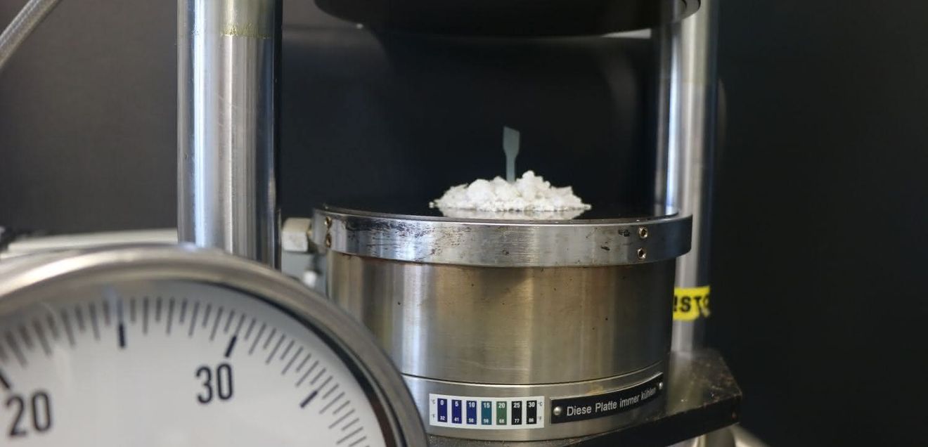 Polymertyp lässt sich bei niedriger Temperatur und geringem Druck formen Hydraulische Presse
