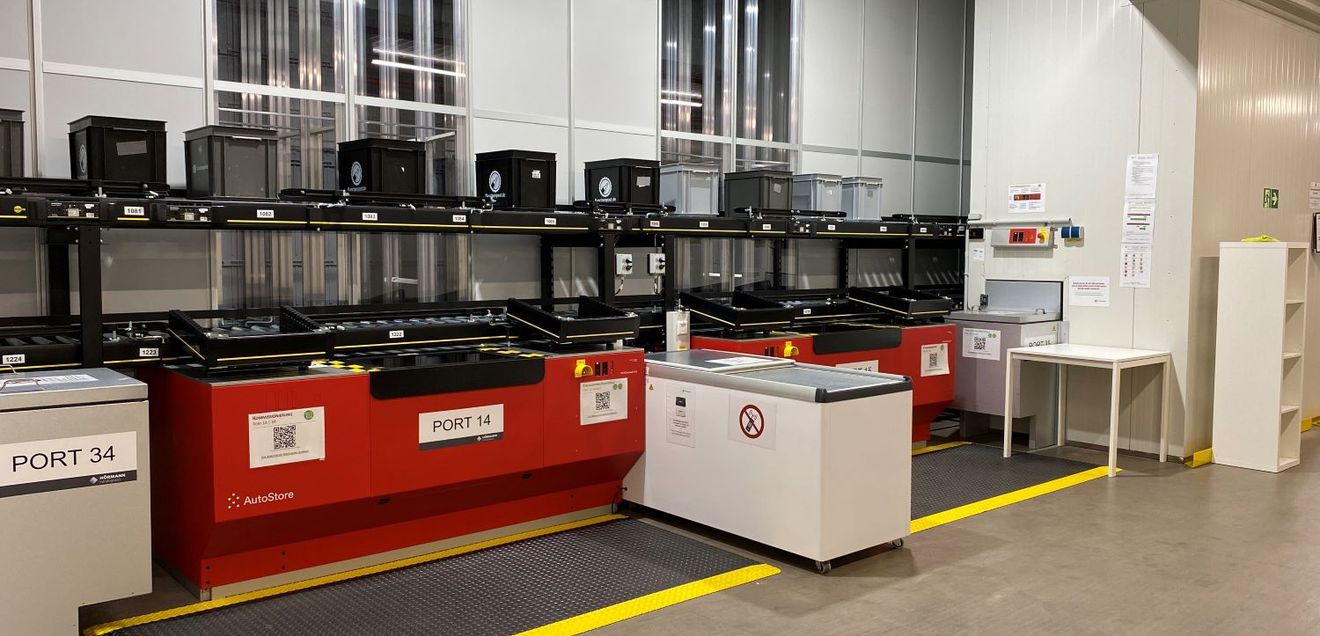 Combined picking station