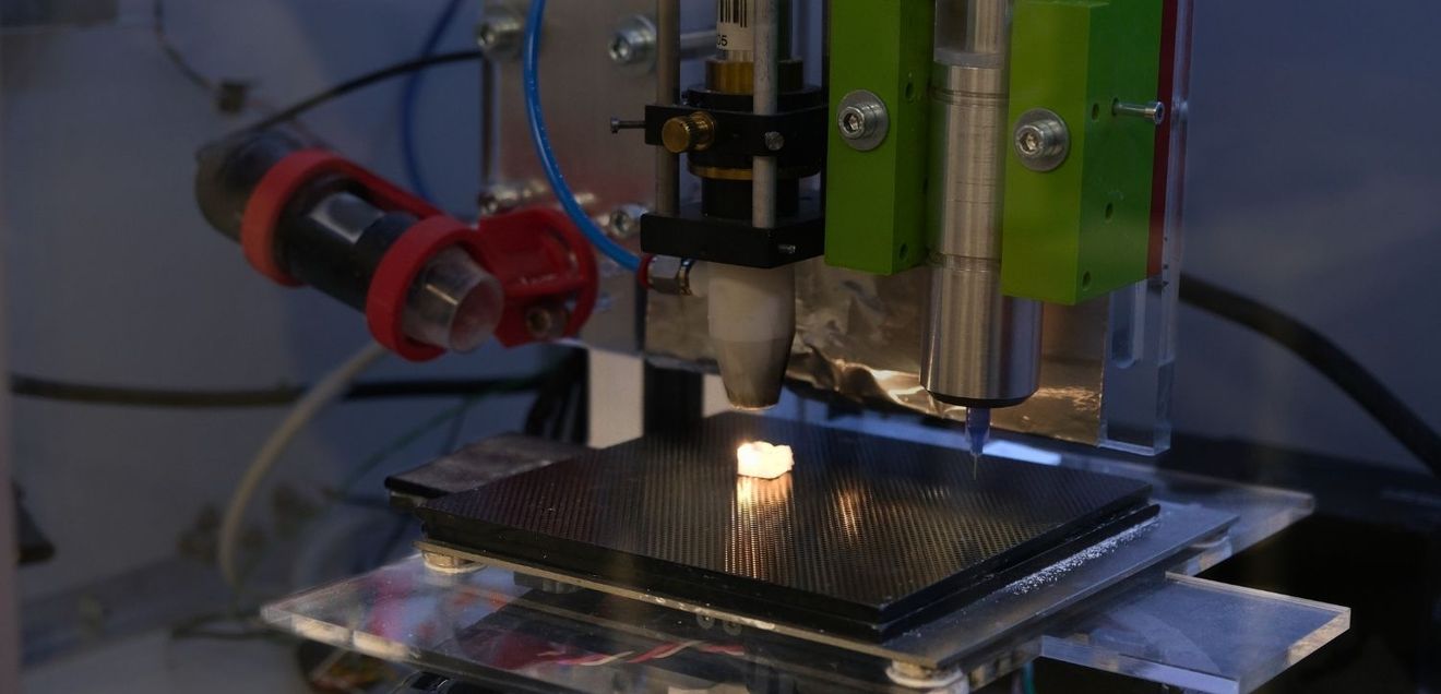 Das neue Laser-Verfahren der CAU Kiel könnte künftig auch für die Herstellung keramischer Implantate oder optischer Bauteile genutzt werden.