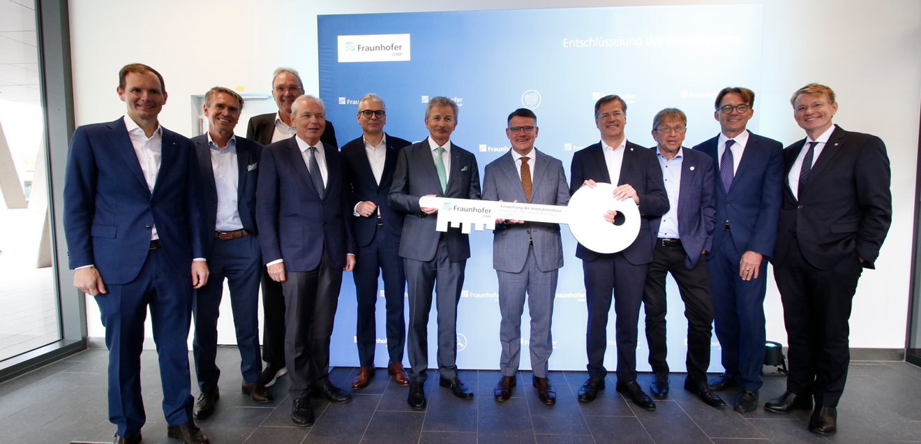 Schlüsselübergabe durch Ministerpräsident Boris Rhein an den geschäftsführenden Institutsleiter des Fraunhofer ITMP Prof. Dr. Gerd Geißlinger.