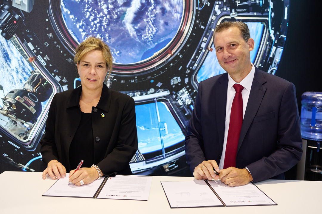 Die nordrhein-westfälische Wirtschaftsministerin Mona Neubaur und Siemens-Manager Olaf Plante unterzeichnen ein Memorandum of Understanding zur Zusammenarbeit für geplantes Production Launch Centre Defence.
