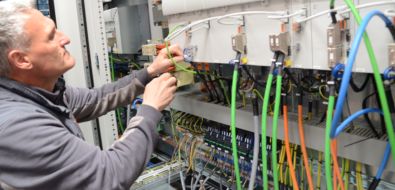 Anwenderbericht: Neue Antriebstechnik für die Bewehrungsstahlverarbeitung Anwenderbericht: Neue Antriebstechnik für die Bewehrungsstahlverarbeitung