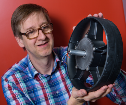 Research and development: Intelligent drive wheels without sensor handle at Hannover Messe 2026 Professor Matthias Nienhaus and his team are developing a new process that allows bikes to know for themselves when they need to provide a boost without additional sensors.