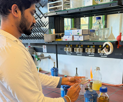 Biotechnologie: Bodenbakterien bauen giftige Chemikalien in der Umwelt ab Selvapravin Kumaran beim Überimpfen von Rhodococcus